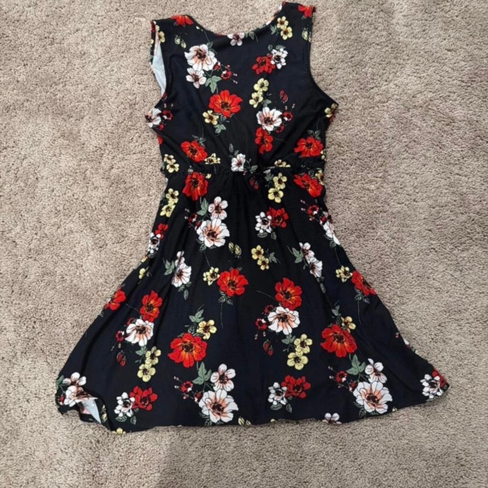 Black and red floral mini dress with tie wais - Picture 5 of 6